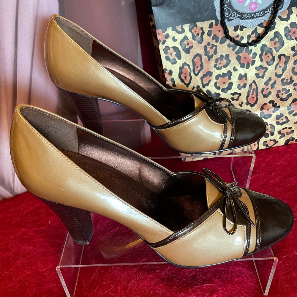 ANNE KLEIN AKSANDYA PATENT LEATHER LIGHT GOLD & BROWN WITH BOW SHOES HEELS SZ 9